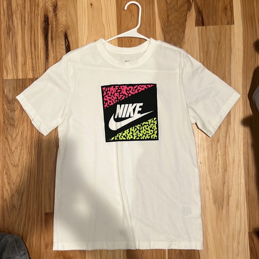 White nike tee